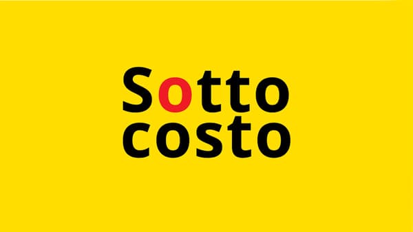 La scritta "sottocosto" con la o rossa su sfondo giallo.