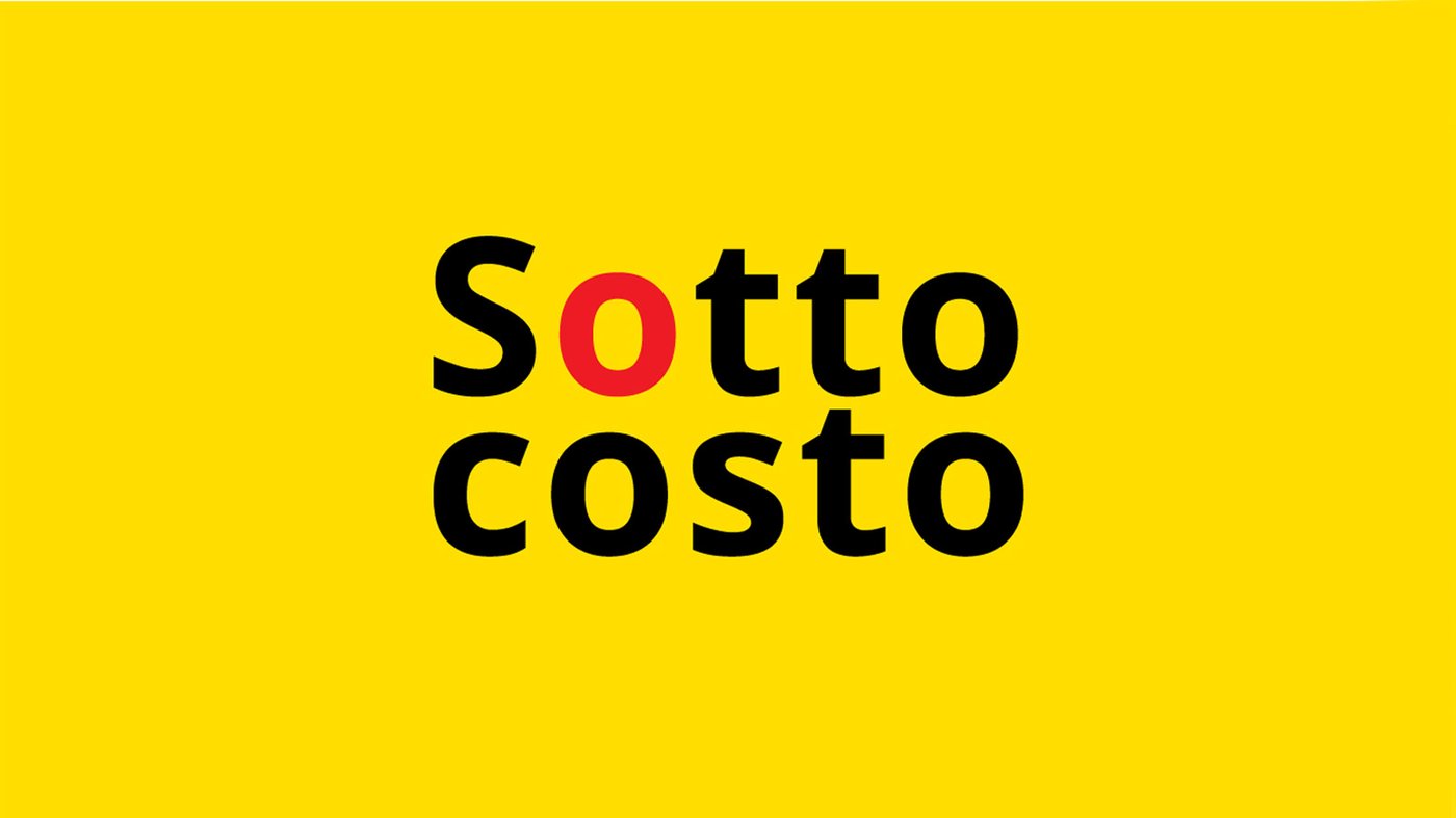 La scritta "sottocosto" in nero con la o rossa su sfondo giallo.