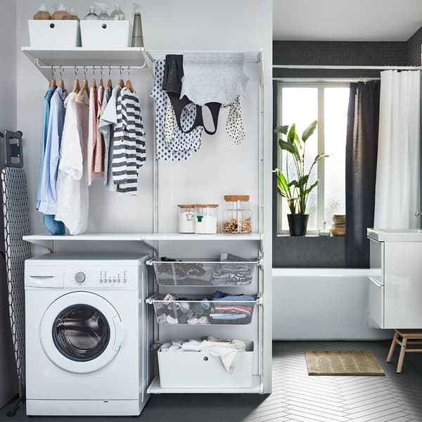 La série IKEA ALGOT comporte des corbeilles en filet profondes, des séchoirs muraux pour le linge, et les boîtes en plastique KUGGIS peuvent t’aider à organiser toute ta lessive.