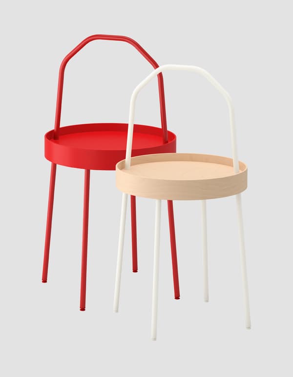 La table d’appoint BURVIK en rouge et en bouleau.