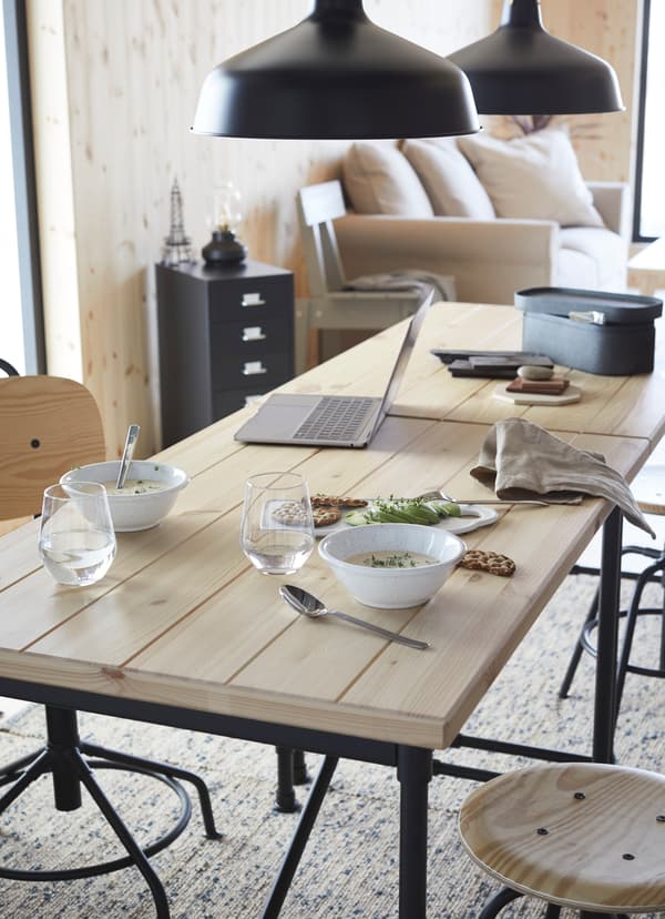 La table est mise sur le bureau KULLABERG en pin clair. 