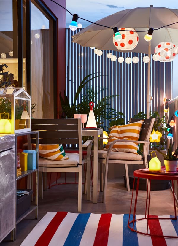 La table et les 2 chaises gris foncé IKEA SJÄLLAND offrent une solution d’extérieur polyvalente. Décorez-les pour vos vacances à la maison ou vos fêtes sur le balcon ou utilisez-les telles quelles, pour un look simple et apaisant.