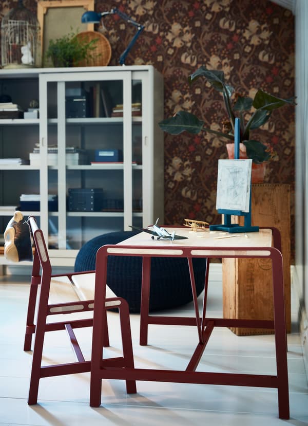 La table pour enfant IKEA YPPERLIG en hêtre clair possède des pieds rouge foncé. Installez ce petit bureau et ses bancs dans le bureau!
