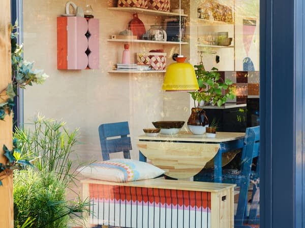 La tradition rencontre l’air du temps: avec OMMJÄNGE, le folklore suédois s’invite chez IKEA.
