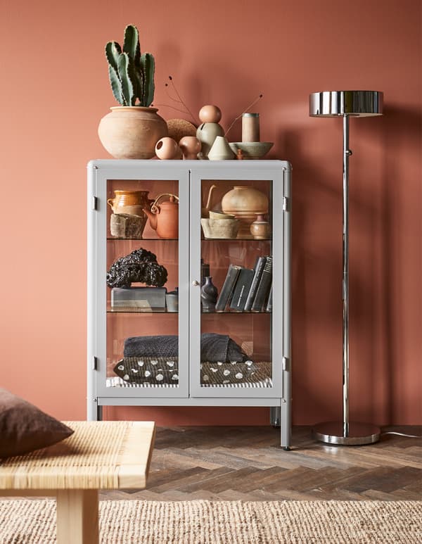 La vitrine FABRIKÖR grise est votre principale alliée quand vient le temps d’exposer vos bibelots préférés. Exhiber tout en protégeant de la poussière, voilà la meilleure façon d’ajouter personnalité et profondeur à votre décor.