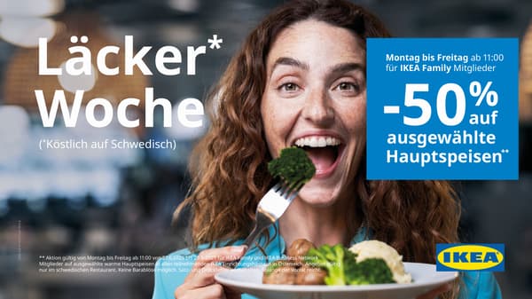 Lachende Frau mit einem Teller Fleischbällchen in der Hand aus dem schwedischen Restaurant bei Ikea. Sprechblase mit Text -50% auf ausgewählte Speisen für Ikea Family Mitglieder von Montag bis Freitag ab 11:00 Uhr.