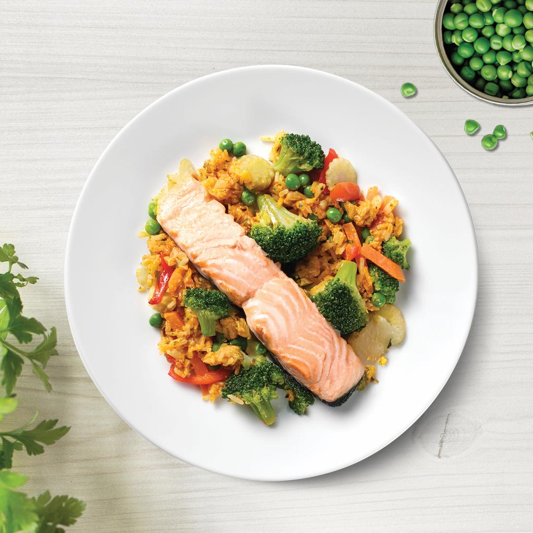 Lachsfilet mit orientalischem Reis auf einem Teller präsentiert.
