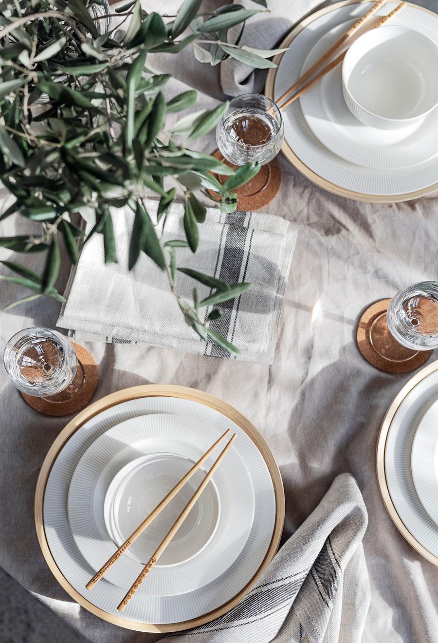 Kata keväinen pöytä vaalein sävyin - IKEA