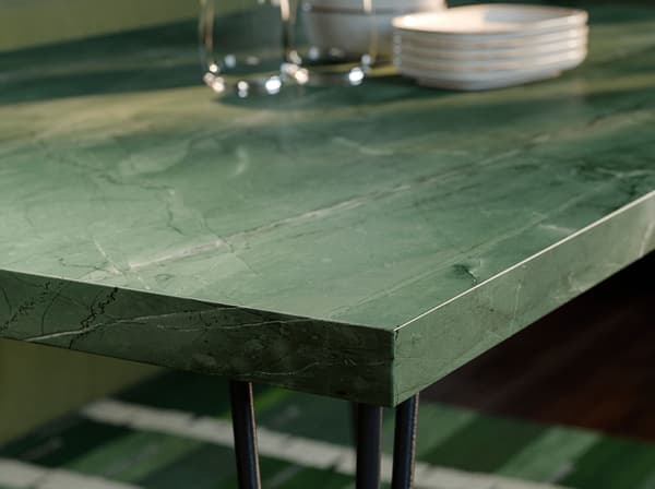 Lähikuva tummanvihreästä marmorikuvioidusta SKÅLSTA-pöytälevystä.