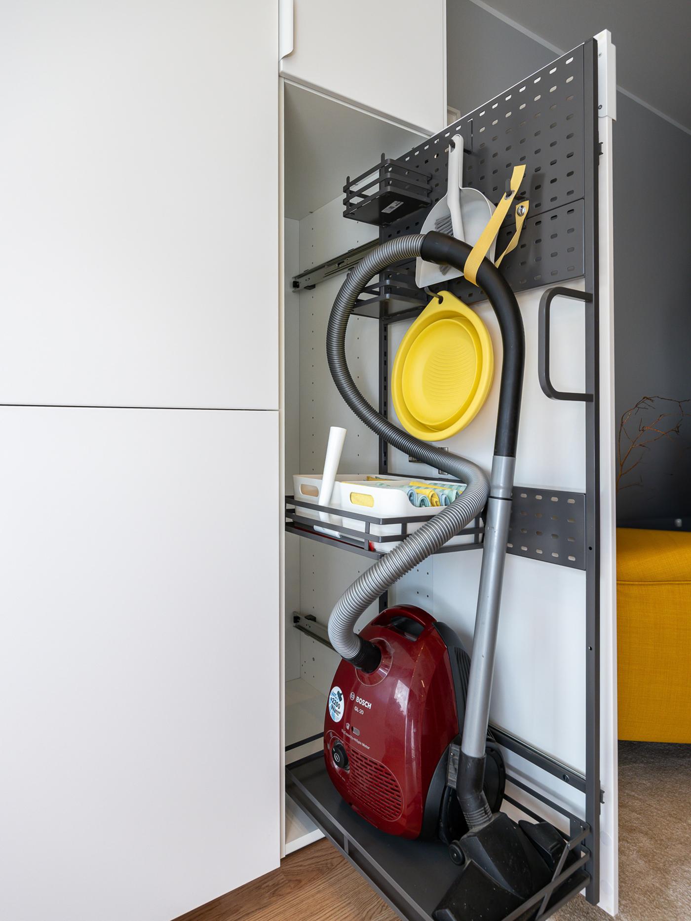 Lähivaade külmikule, kus on IKEA ketšup, sinep ja teised toidutooted.