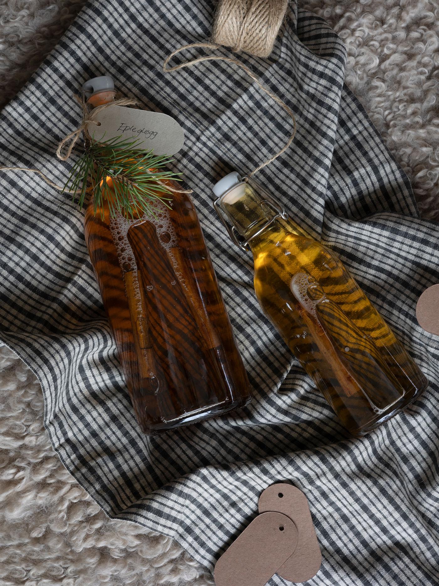 Lag hjemmelaget eplegløgg selv og hell over på pene flasker.