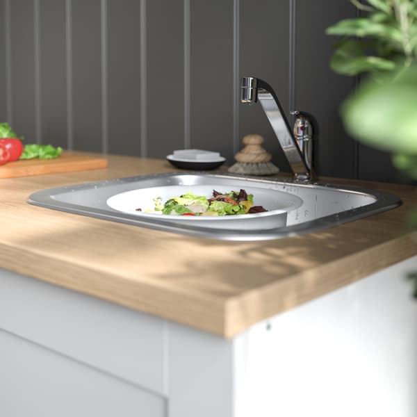 주방 싱크대에서 채소를 씻는 데 사용되고 있는 크롬도금 처리된 LAGAN 라간 단일 레버 주방 수도꼭지