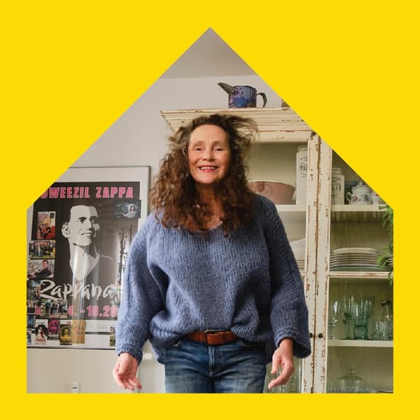 Laiminga moteris savo namuose