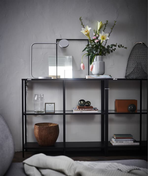 Laissez quelques tablettes vides, pour adoucir l’expression et mettre en valeur les objets exposés.