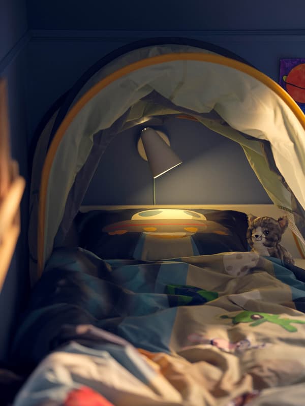 Lampa FUBBLA na stene pod baldachýnom ELDFLUGA.