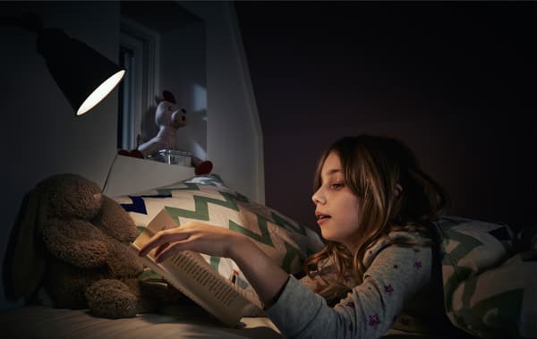 Lampa na čítanie IKEA so žiarovkou LED šetrí energiu.