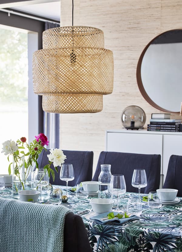 Lampa wisząca IKEA SINNERLIG jest pleciona z solidnych bambusowych włókien, które tworzą skomplikowany krzyżowy wzór na całym kloszu w kształcie kopuły. Dodaj do jadalni wyrazisty element!