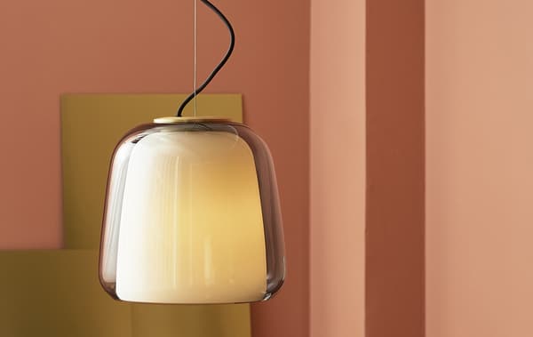 Lampada a sospensione di IKEA con vetro a doppio strato e dettagli in ottone EVEDAL, in una stanza rosa.