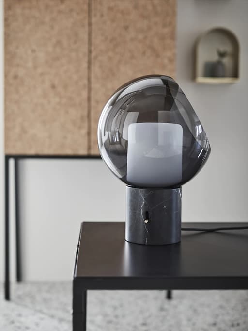 Lámpada de mesa en metal e vidro en tons escuros