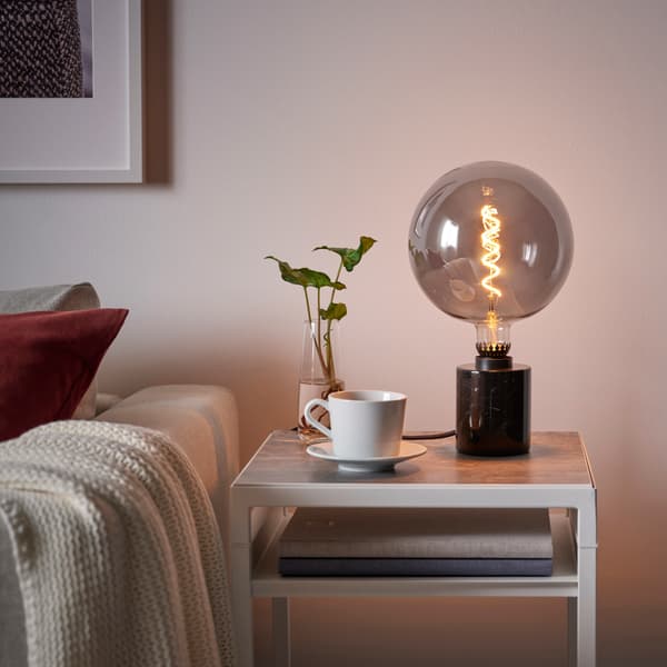 Lámpada de mesa na sala de estar con lámpada LED IKEA.