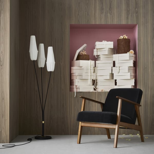 Lampadaire KNÄSJÖ à côté d’un fauteuil EKENÄSET.