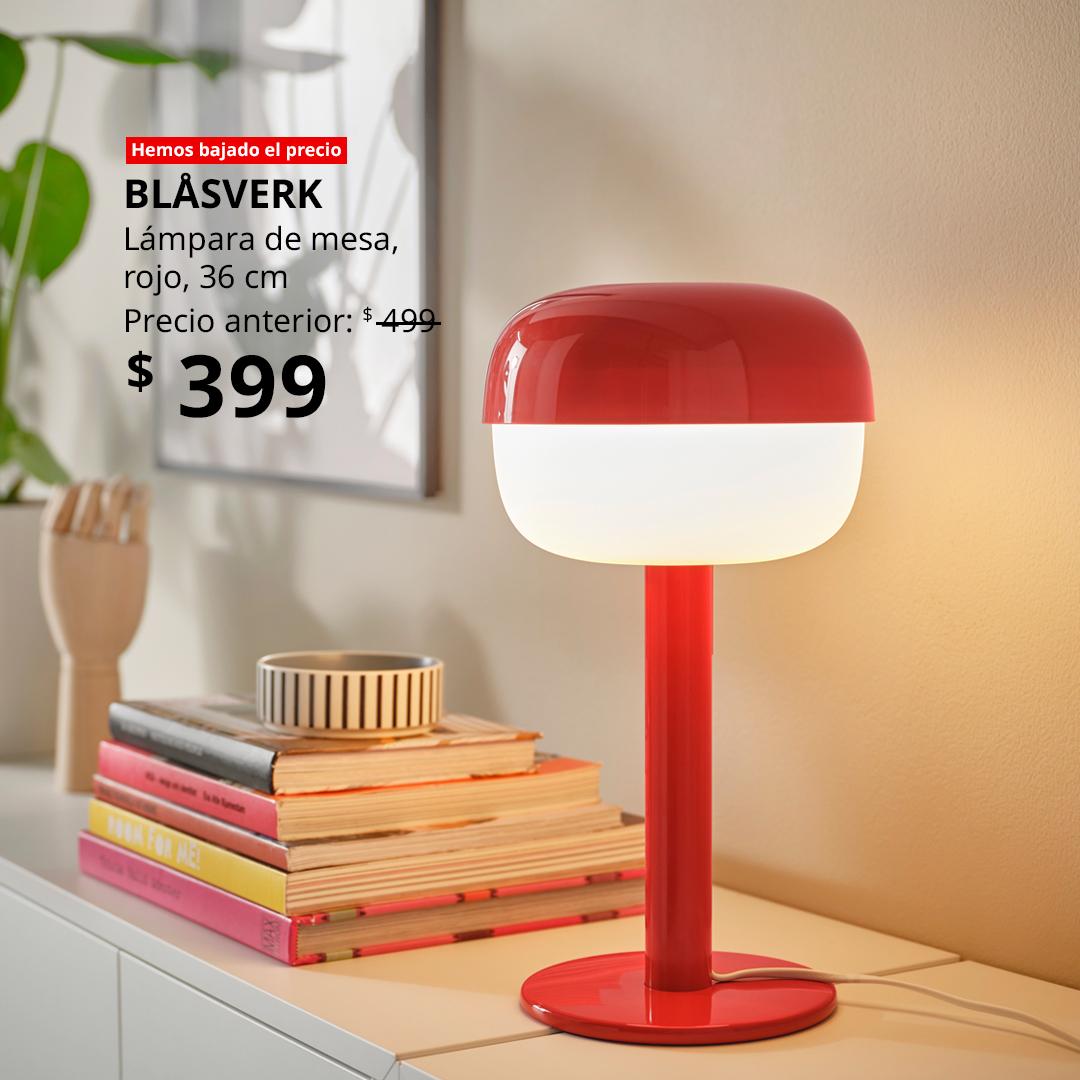 Lámpara de mesa BLÅSVERK en color rojo.