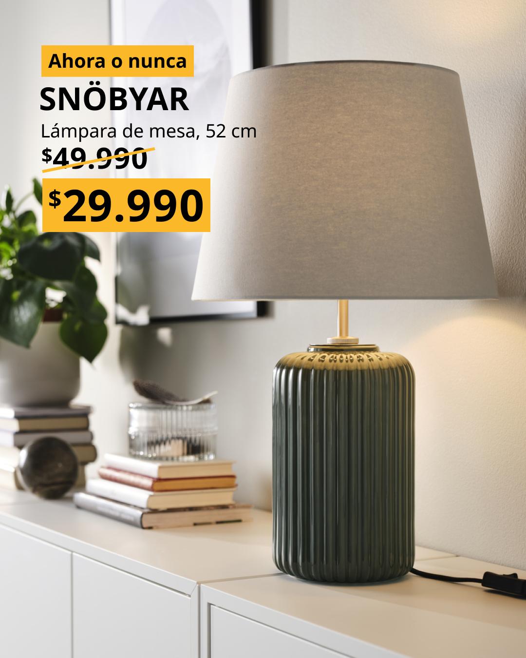 Lámpara de mesa SNÖBYAR con base de cerámica gris turquesa y pantalla textil gris que difunde una luz suave y acogedora.