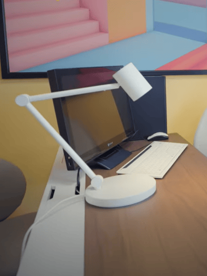 Lampe de bureau devant un écran