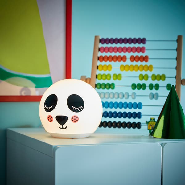 Lampe de table à motif ÄNGARNA posée sur un rangement STUVA