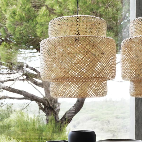 Lampe SINNERLIG près d'une baie vitrée avec un arbre en arrière plan