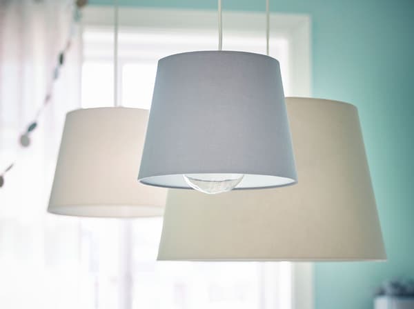 Lampy SINNRIK z plastikowymi ochraniaczami na żarówki.