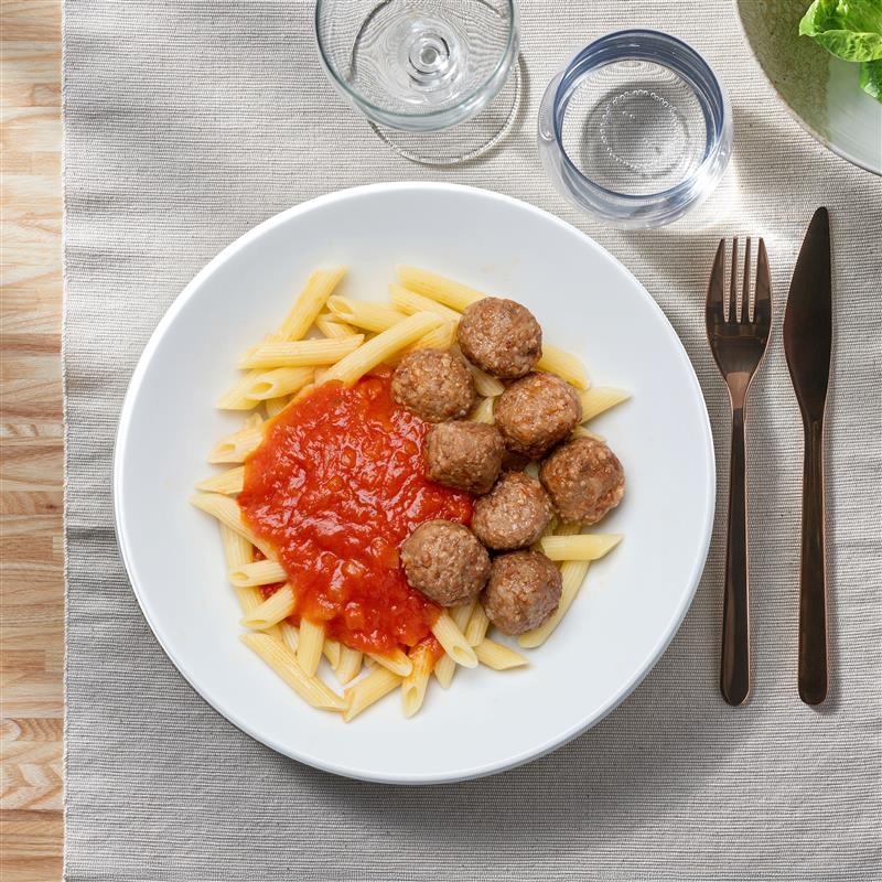 Landare-proteinako albondigak dituen pasta platera