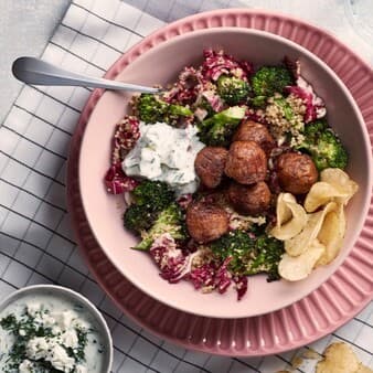 Landare-proteinazko bolak kinoa-entsaladarekin