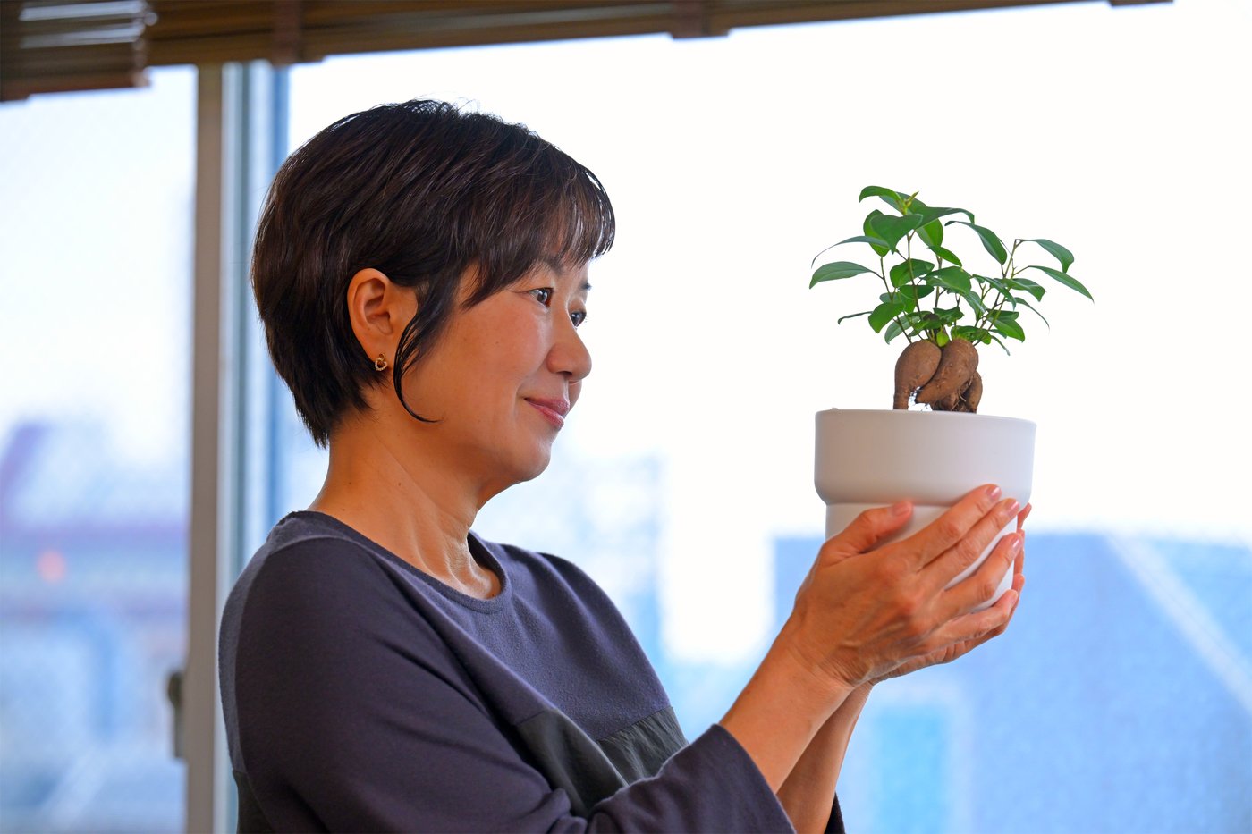 엄마와 아이가 LÅNESPELARE 로네스펠라레 링조명+휴대폰 홀더를 설치하고 동영상을 녹화할 준비를 합니다. 아버지가 배경에서 춤을 춥니다.