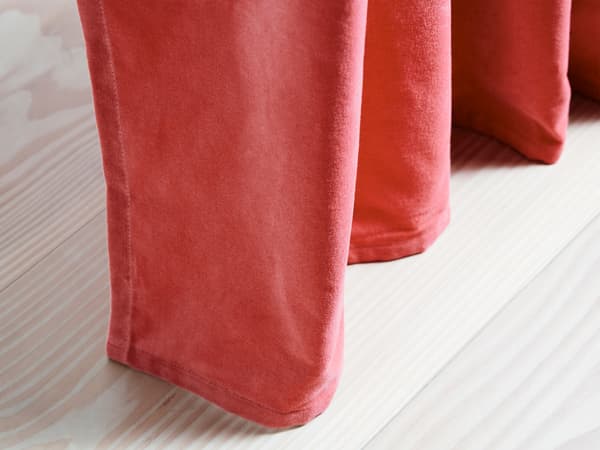 Langsir menggelapkan bilik SANELA dibuat menggunakan baldu kapas mewah berwarna merah coklat muda yang comel.