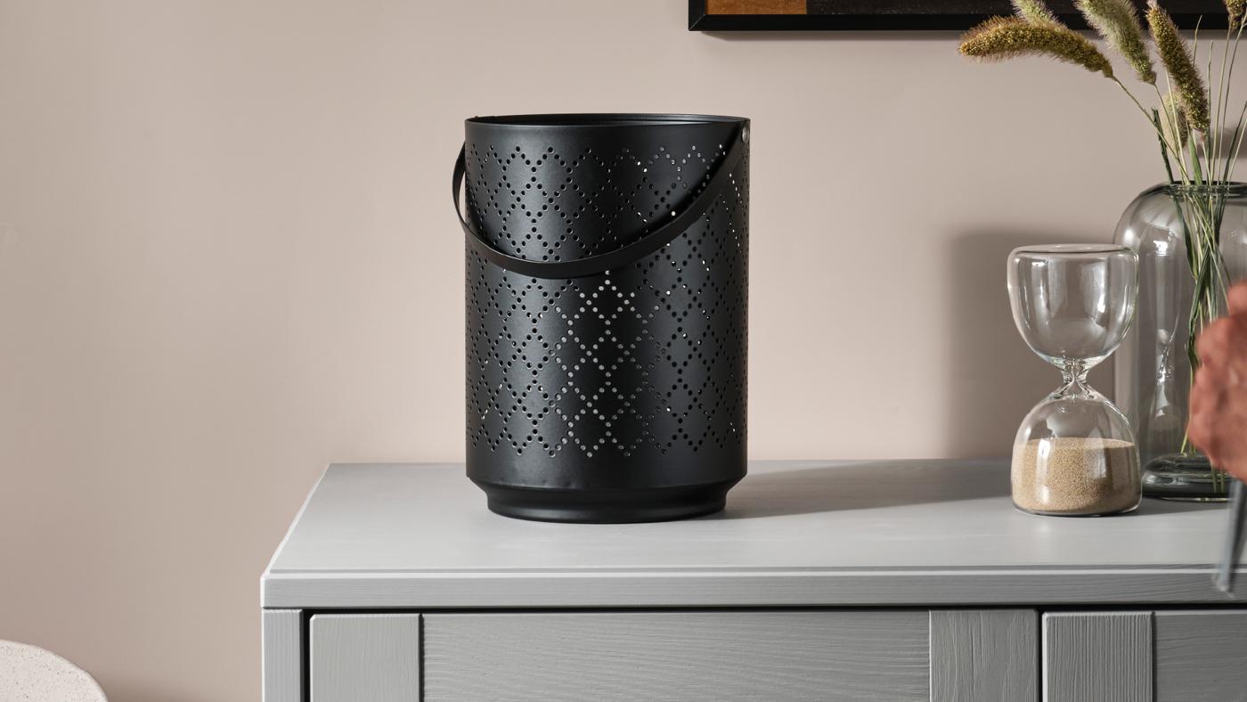 lanterne noire sur meuble gris avec décoration