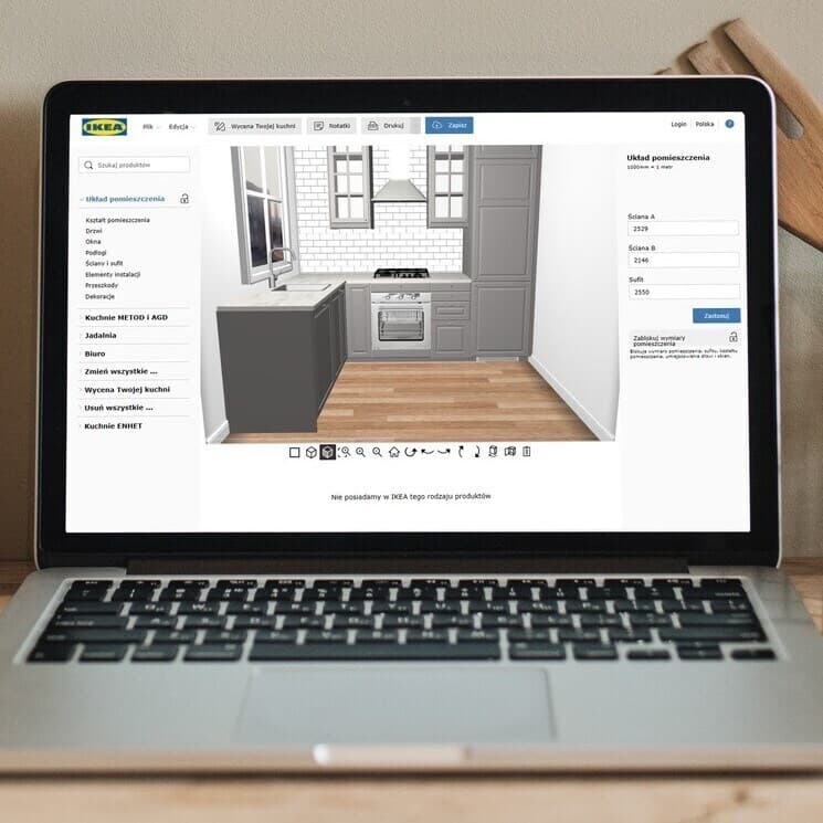 Laptop stoi na blacie, na ekranie jest wyświetlone narzędzie do planowania kuchni.
