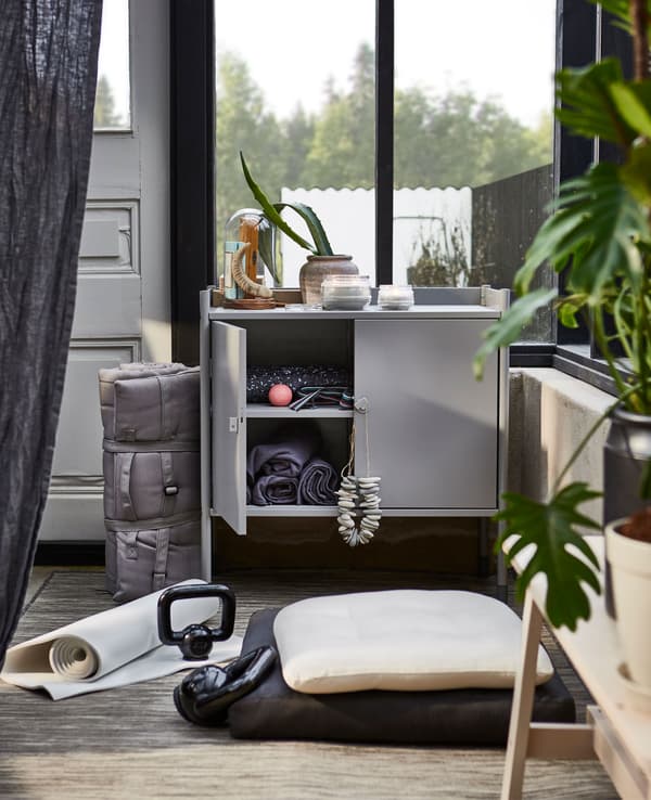 L’armoire HINDÖ, utilisable à l’intérieur et à l’extérieur, sert de rangement à l’équipement.