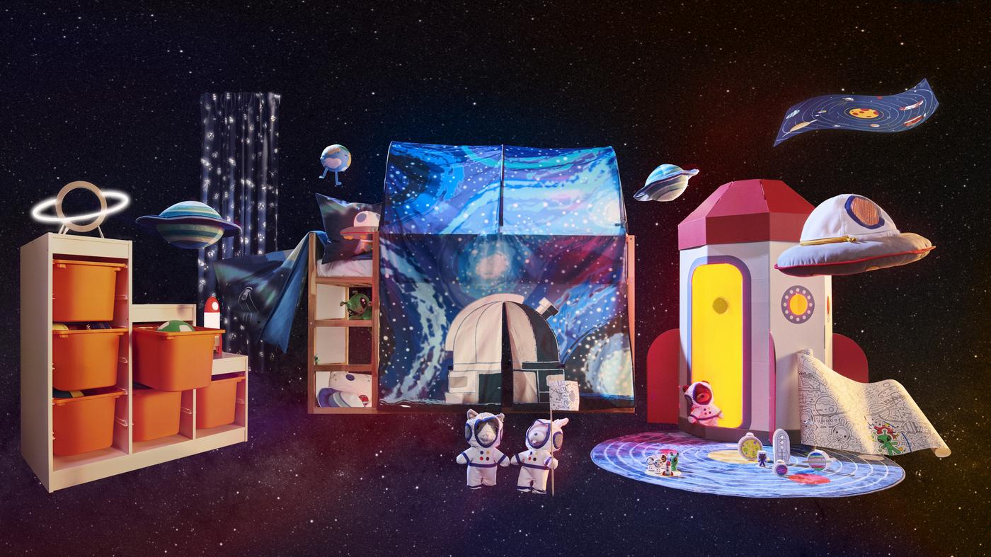 Lastenhuone, jossa on avaruusteemaisia huonekaluja ja leluja