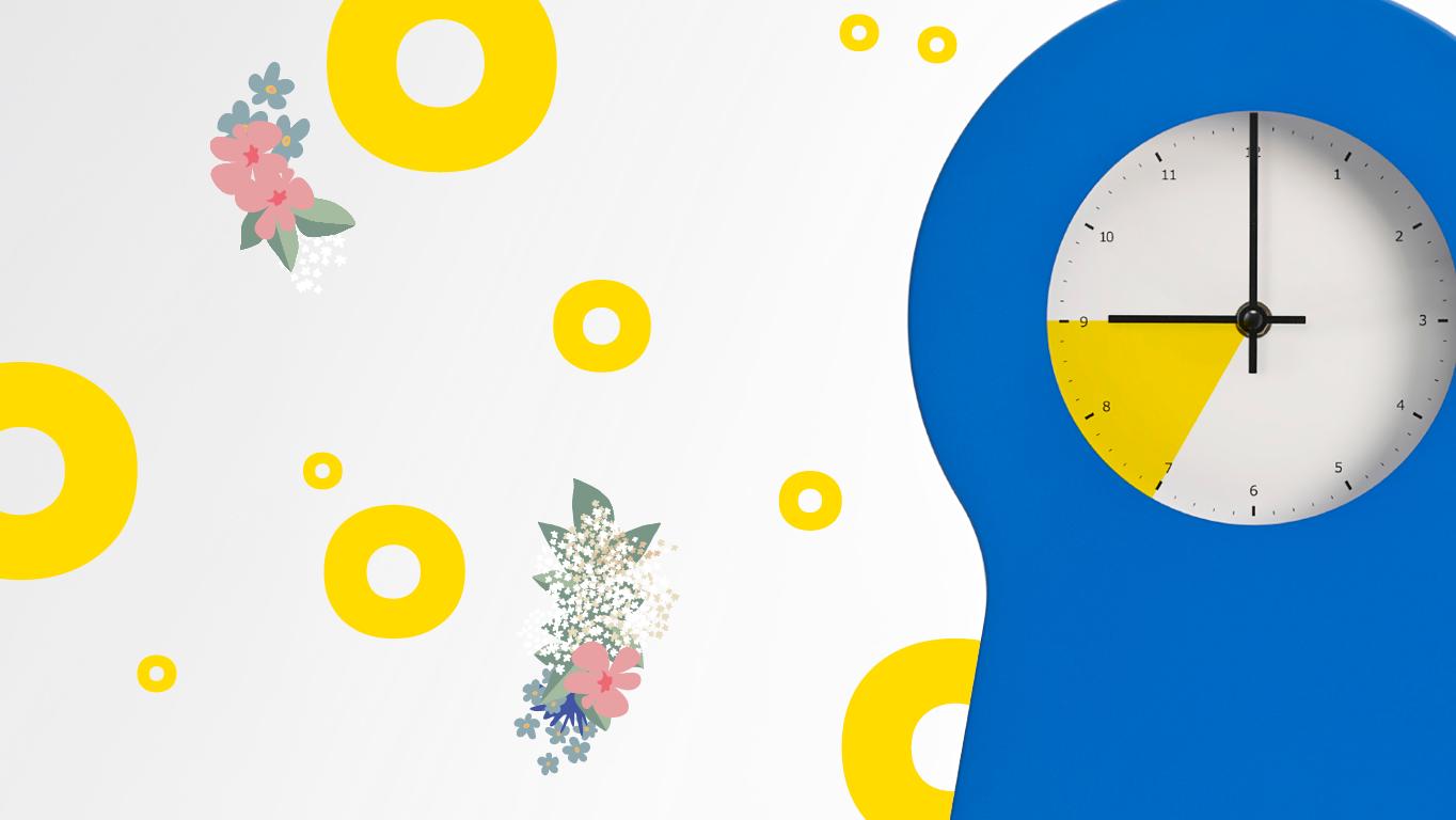 Late Night Shopping wird dargestellt durch eine blaue IKEA PS Uhr. Die Zeit zwischen 19:00 und 21:00 ist gelb auf dem Ziffernblatt hervorgehoben. Um die Uhr herum sieht man gelbe Kreise und kleine Blumenarrangements.