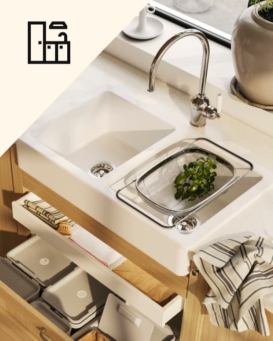 Lavaplatos y griferia en una cocina