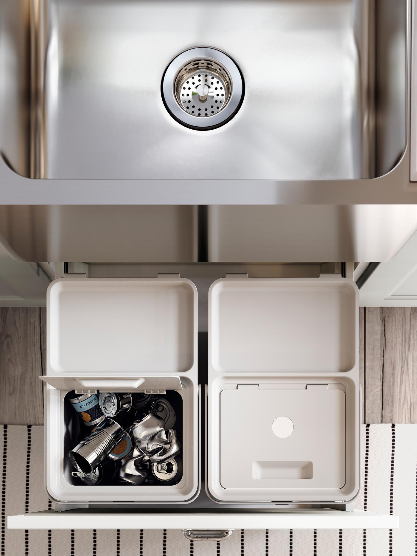 Lavello in acciaio inossidabile con cassetto sottostante aperto contenente due secchi per raccolta differenziata con coperchio grigio chiaro - IKEA