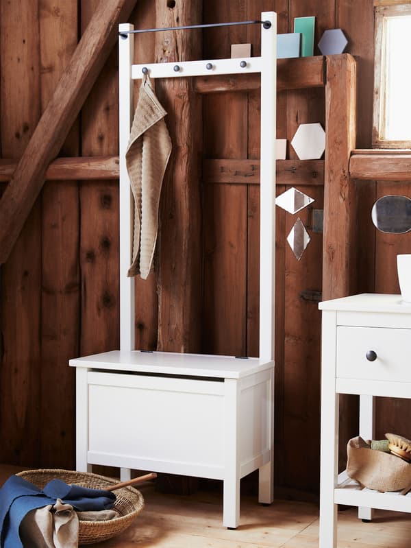 Lavice HEMNES s věšákem na ručníky, bíle lakovaná borovice