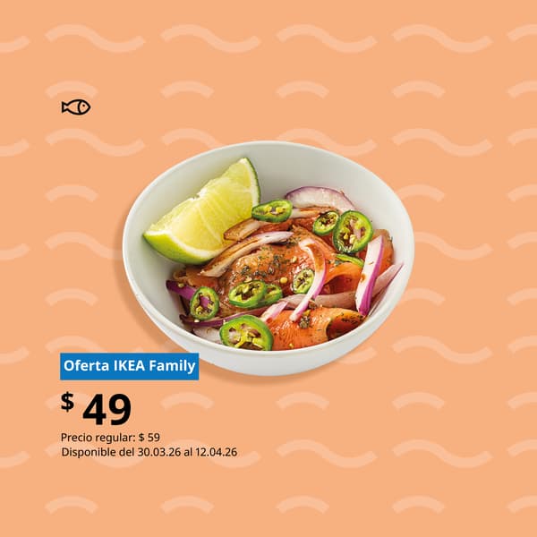 Lax tiradito, salmón ahumado bañado en salsa de soya con chile serrano y cebolla morada.