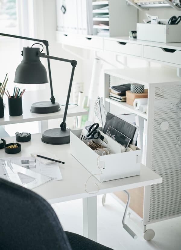 Le bureau assis/debout IKEA SKARSTA blanc est muni d’une manivelle de réglage de la hauteur, située sous le plan de travail.