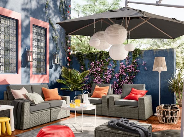 Le canapé d’extérieur IKEA SOLLERÖN est doté d’une toile gris foncé, amovible et lavable. Combine différents modules pour créer le canapé adapté à ton espace extérieur.