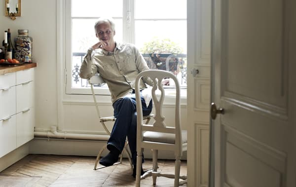 Le décorateur Hans Blomquist fait une pause à sa table de cuisine.