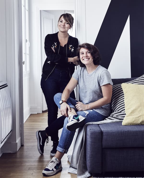 Le due freelance nel loro soggiorno.