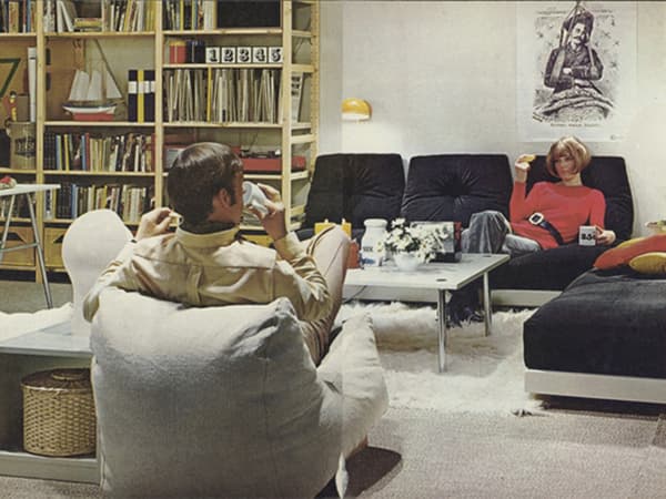 Le fait de sortir cette étagère du garage pour l’amener dans le séjour a été capital pour le succès de IVAR. Voici une double page du catalogue IKEA de 1971.