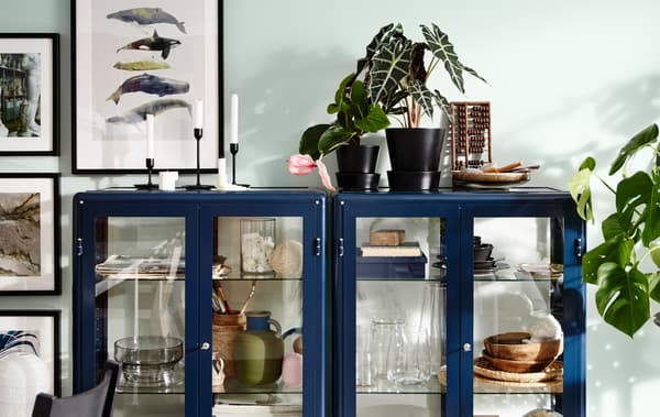 Le mélange de rangements ouverts et fermés contribue à créer une impression d’équilibre dans le séjour. Disposez dans une vitrine les objets que vous voulez montrer et protéger en même temps. IKEA a un vaste choix de vitrines de ce style, comme la vitrine FABRIKÖR, en bleu.